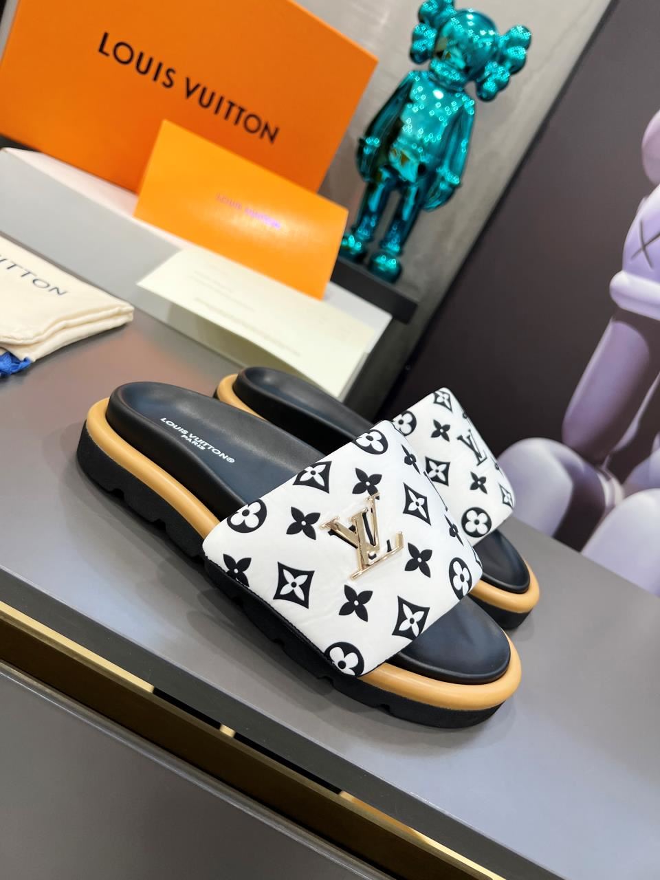 Louis Vuitton Slippers